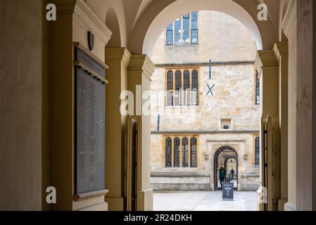 Oxford, Vereinigtes Königreich, 17. Mai 2023. Die University of Oxford entfernt den Namen Sackler aus ihren Gebäuden und akademischen Posten, behält ihn aber auf der Plakette, auf der Benefactors of the University unter dem Torbogen des Clarendon Building in Broad Street aufgeführt ist, um historische Genauigkeit zu bewahren. Die Familie Sackler spendet in großem Maßstab an die Universität Oxford, steht aber in Verbindung mit der Opioidkrise in den USA, die Tausende von Menschenleben gefordert hat. Mortimer D Sackler's Name ist 11. Zeile von oben in der rechten Spalte in diesem Bild. Die Bodleian-Bibliothek ist durch den Torbogen zu sehen. Kredit: Martin Stockfoto