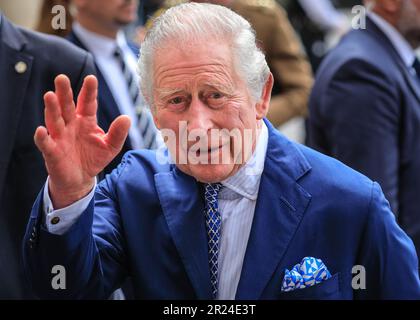 London, Großbritannien. 17. Mai 2023. König Karl winkt und lächelt, während er mit der Öffentlichkeit interagiert. Der König und die Königin besuchen Covent Garden. Zuerst besuchen sie die St. Paul's Church (die Schauspielerkirche), die ihren 390. Jahrestag feiert, und treffen Gemeinschaftsgruppen. Später machen sie einen Spaziergang über den berühmten Apple Market von Covent Garden und plaudern mit Stallbesitzern. Ihre Majestäten fahren dann weiter zum Königlichen Opernhaus, um Künstler und Studenten der Königlichen Ballettschule zu treffen. Kredit: Imageplotter/Alamy Live News Stockfoto