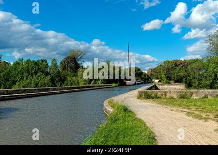 Navigation auf dem Canal du Midi in Richtung Le Somail, Port La Robine. Cesse-Kanalbrücke. Mirepeisset. Occitanie, Frankreich Stockfoto