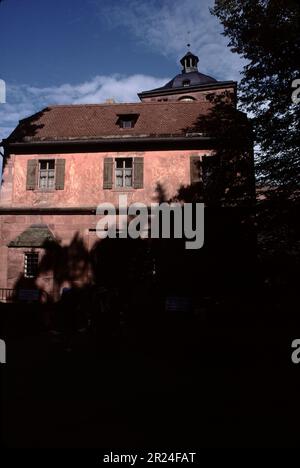 Heidelberg, Deutschland. 9/2000. Mit Blick auf Heidelberg, gegründet um das 5. Jahrhundert v. Chr., und dem Neckar River ist das Heidelberger Schloss, das um 1214 n. Chr. gegründet wurde Das französische Militär zerstörte im Krieg der Großen Allianz im 17. Jahrhundert die Burg. 2-Blitzschläge zerstörten auch Teile der Burg. Stockfoto