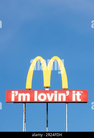 McDonalds Logo-Schild und „I'm Lovin' IT“-Schriftzug mit Kopierbereich Stockfoto