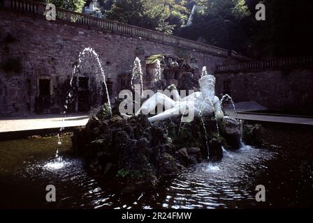 Heidelberg, Deutschland. 9/2000. Mit Blick auf Heidelberg, gegründet um das 5. Jahrhundert v. Chr., und dem Neckar River ist das Heidelberger Schloss, das um 1214 n. Chr. gegründet wurde Das französische Militär zerstörte im Krieg der Großen Allianz im 17. Jahrhundert die Burg. 2-Blitzschläge zerstörten auch Teile der Burg. Stockfoto