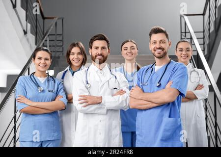 Team von Fachärzten auf der Treppe in der Klinik Stockfoto