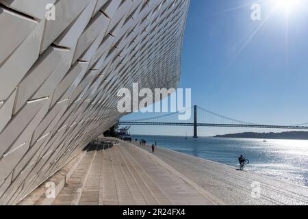 Lissabon, Portugal-Oktober 2022: Nahaufnahme der futuristischen Dachstruktur des Museums für Kunst, Architektur und Technologie (MAAT) Stockfoto