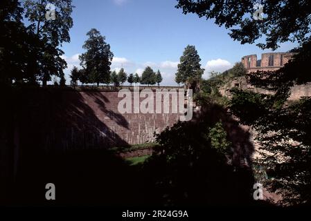 Heidelberg, Deutschland. 9/2000. Mit Blick auf Heidelberg, gegründet um das 5. Jahrhundert v. Chr., und dem Neckar River ist das Heidelberger Schloss, das um 1214 n. Chr. gegründet wurde Das französische Militär zerstörte im Krieg der Großen Allianz im 17. Jahrhundert die Burg. 2-Blitzschläge zerstörten auch Teile der Burg. Stockfoto