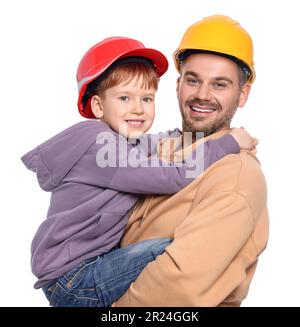 Vater und Sohn tragen Schutzhelme auf weißem Hintergrund. Reparaturarbeiten Stockfoto