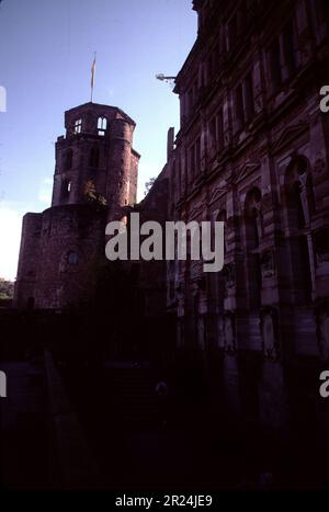 Heidelberg, Deutschland. 9/2000. Mit Blick auf Heidelberg, gegründet um das 5. Jahrhundert v. Chr., und dem Neckar River ist das Heidelberger Schloss, das um 1214 n. Chr. gegründet wurde Das französische Militär zerstörte im Krieg der Großen Allianz im 17. Jahrhundert die Burg. 2-Blitzschläge zerstörten auch Teile der Burg. Stockfoto