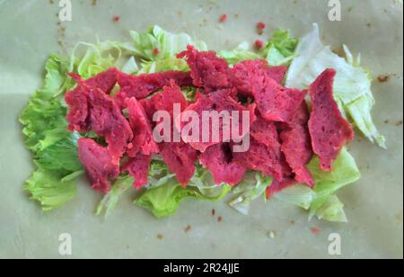 Kebab-Futterfüllung besteht aus Fleisch, Soße, Gemüse, Kebab-Mehlhaut, auf einem Teller. In banten, indonesien Stockfoto