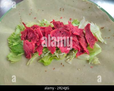 Kebab-Futterfüllung besteht aus Fleisch, Soße, Gemüse, Kebab-Mehlhaut, auf einem Teller. In banten, indonesien Stockfoto