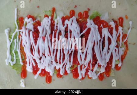 Kebab-Futterfüllung besteht aus Fleisch, Soße, Gemüse, Kebab-Mehlhaut, auf einem Teller. In banten, indonesien Stockfoto