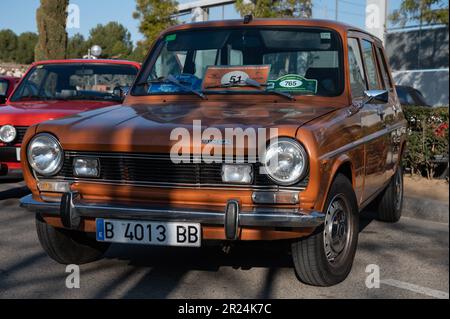 Detail eines klassischen und typischen spanischen Autos Simca 1200 Orange Stockfoto