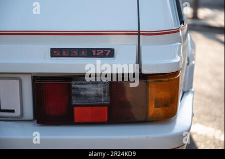 Detail eines klassischen kleinen, preiswerten spanischen Sportwagens, ist der weiße Sitz 127, der auf der Straße geparkt ist Stockfoto