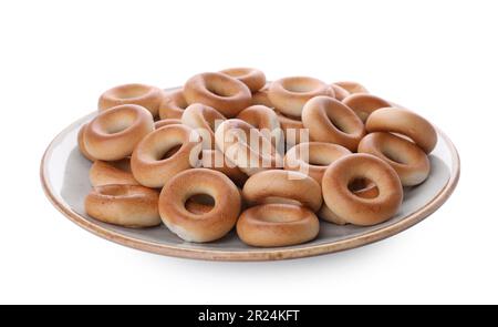 Teller mit leckeren trockenen Bagels (Sushki), isoliert auf weiß Stockfoto