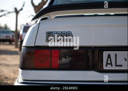 Detail eines wunderschönen weißen Ford Sierra Cosworth. Emblem und Rücklicht Stockfoto