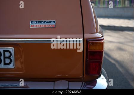 Detail eines klassischen und typischen spanischen Autos Simca 1200 Orange Stockfoto