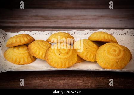 Traditionelle eid-Mamoul- oder Mamoul-Kekse mit Datteln, Nüssen und Marmelade, arabische Süßigkeiten für Aid al-Fitr und ostern Stockfoto