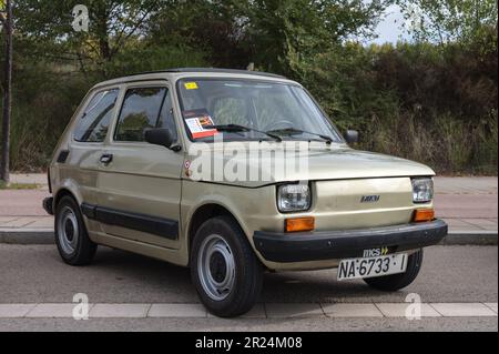 Detail eines hübschen klassischen und kleinen europäischen Autos, der Fiat 126 Peronal 4 650 in brauner Farbe, parkt auf der Straße Stockfoto