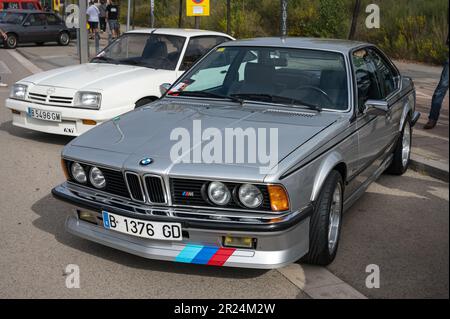 Vorderansicht eines klassischen grauen BMW E24 M6 M635 auf der Straße Stockfoto