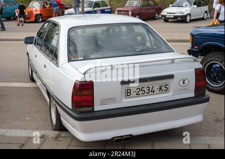 Rückansicht eines weißen Opel Omega 3000 in der Straße Stockfoto