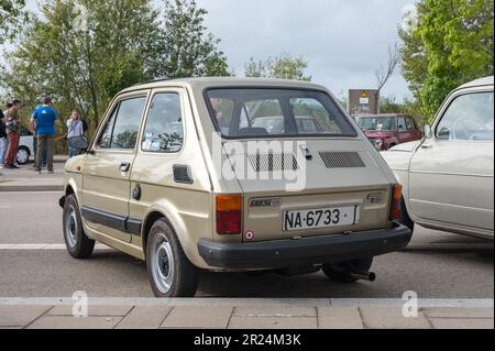 Detail eines hübschen klassischen und kleinen europäischen Autos, der Fiat 126 Peronal 4 650 in brauner Farbe, parkt auf der Straße Stockfoto