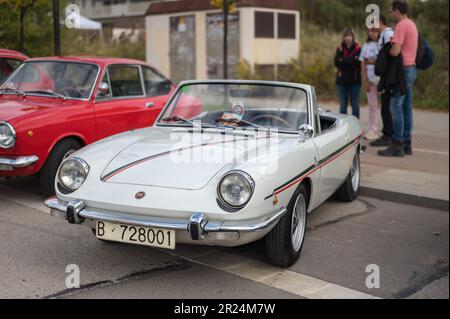 Vorderansicht eines kleinen klassischen spanischen Sport-Cabriolets, der Seat 850 Sport Spider in Weiß Stockfoto