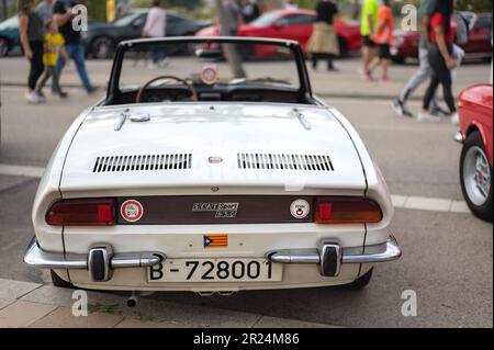 Rückansicht eines kleinen klassischen spanischen Cabriolets, dem weißen Sitz 850 Sport Spider Stockfoto