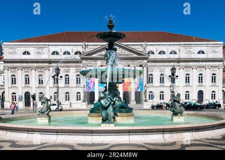 Lissabon, Portugal-Oktober 2022: Nahaufnahme der Statuen und Brunnen von Meerjungfrauen am Rossio-Platz (Pedro IV. Platz) und dem Teatro Nacional D. Maria II Stockfoto