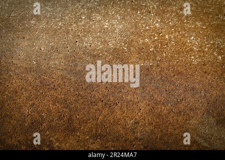 Nahaufnahme einer rostigen braunorangefarbenen Betonwandtextur Stockfoto