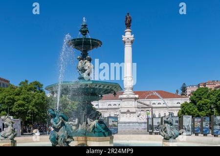 Lissabon, Portugal-Oktober 2022: Blick aus nächster Nähe auf Meerjungfrauenstatuen und Brunnen am Rossio-Platz (Pedro IV-Platz) Stockfoto