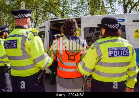 London, Großbritannien. 17. Mai 2023. Polizeibeamte verhaften einen Demonstranten während der Demonstration auf dem Parlamentsplatz. Die Polizei verhaftete mehrere Just Stop Oil-Aktivisten, während die Klimagruppe ihren täglichen langsamen marsch fortsetzte und verlangte, dass die Regierung keine neuen Öl- und Gaslizenzen mehr ausstellt. Kredit: SOPA Images Limited/Alamy Live News Stockfoto