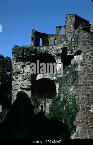 Heidelberg, Deutschland. 9/2000. Mit Blick auf Heidelberg, gegründet um das 5. Jahrhundert v. Chr., und dem Neckar River ist das Heidelberger Schloss, das um 1214 n. Chr. gegründet wurde Das französische Militär zerstörte im Krieg der Großen Allianz im 17. Jahrhundert die Burg. 2-Blitzschläge zerstörten auch Teile der Burg. Stockfoto