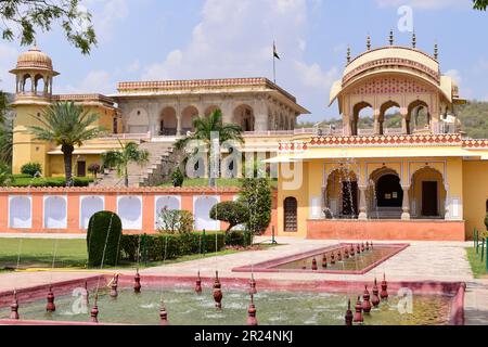 Kanak Vrindavan Garten im Vordergrund und die Treppe zum Natwar ji Tempel im Hintergrund. Stockfoto