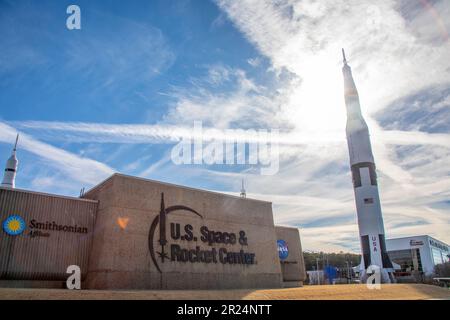Huntsville USA 10. Februar 2023: Mighty and Massive, die Nachbildung der Saturn-V-Rakete in den USA Weltraum-Raketenzentrum. Es ist die höchste, die schwerste Stockfoto