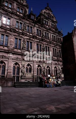 Heidelberg, Deutschland. 9/2000. Mit Blick auf Heidelberg, gegründet um das 5. Jahrhundert v. Chr., und dem Neckar River ist das Heidelberger Schloss, das um 1214 n. Chr. gegründet wurde Das französische Militär zerstörte im Krieg der Großen Allianz im 17. Jahrhundert die Burg. 2-Blitzschläge zerstörten auch Teile der Burg. Stockfoto