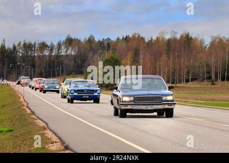 Oldtimer, der blaue Chevrolet zuerst, fährt am Mai auf dem Highway 110. Salo, Finnland. 1. Mai 2023. Stockfoto