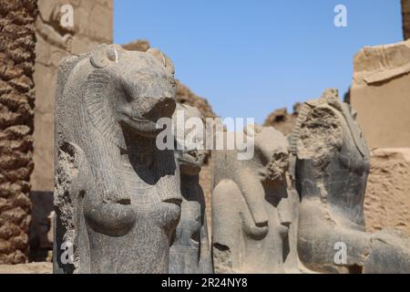 Alte ägyptische Statuen im Karnak-Tempel in Luxor, Ägypten Stockfoto