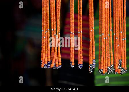 Südostasien, Osttimor alias Timor Leste, Hauptstadt von Dili. Fabric Market alias Tais Market. Typische Korallenperlen-Souvenirhalsketten. Stockfoto