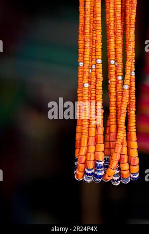 Südostasien, Osttimor alias Timor Leste, Hauptstadt von Dili. Fabric Market alias Tais Market. Typische Korallenperlen-Souvenirhalsketten. Stockfoto