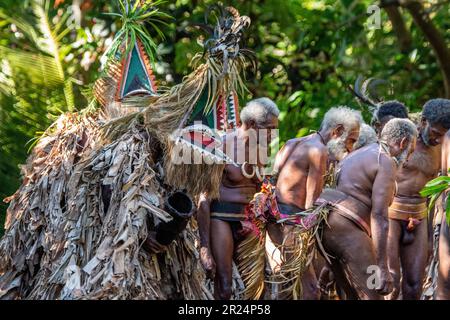 Melanesien, Vanuatu, Ambrym-Inseln, Dorf Ranon. Traditioneller „Rom“-Tanz, einzigartig in diesem Dorf. Stockfoto