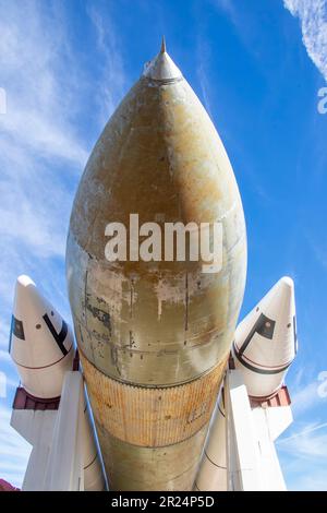 Huntsville USA 10. Februar 2023: Der externe Tank des Space Shuttle und der Space Shuttle Solid Rocket Booster in den USA Weltraum-Raketenzentrum. Stockfoto