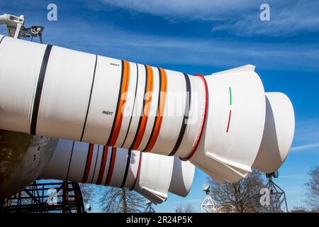 Huntsville USA 10. Februar 2023: Der externe Tank des Space Shuttle und der Space Shuttle Solid Rocket Booster in den USA Weltraum-Raketenzentrum. Stockfoto