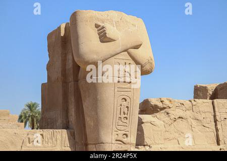 Alte ägyptische Statuen im Karnak-Tempel in Luxor, Ägypten Stockfoto