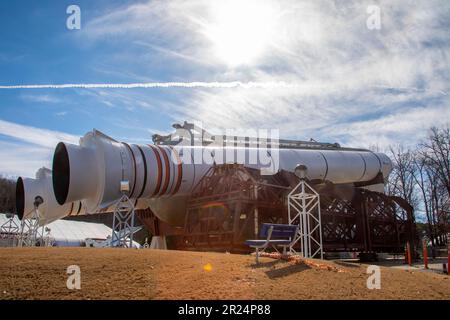 Huntsville USA 10. Februar 2023: Der externe Tank des Space Shuttle und der Space Shuttle Solid Rocket Booster in den USA Weltraum-Raketenzentrum. Stockfoto