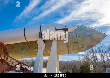 Huntsville USA 10. Februar 2023: Der externe Tank des Space Shuttle und der Space Shuttle Solid Rocket Booster in den USA Weltraum-Raketenzentrum. Stockfoto