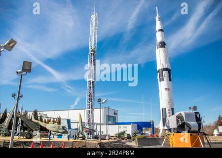 Huntsville USA 10. Februar 2023: Mighty and Massive, die Nachbildung der Saturn-V-Rakete in den USA Weltraum-Raketenzentrum. Es ist die höchste, die schwerste Stockfoto