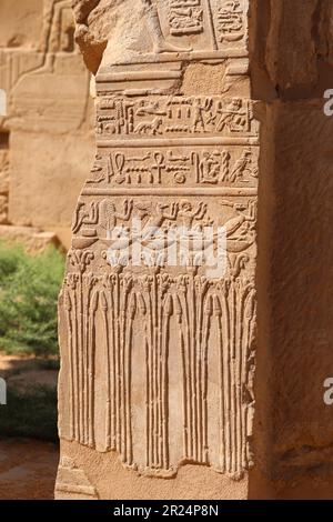 Alte ägyptische Hieroglyphen, die in die Wände des Karnak-Tempels in Luxor, Ägypten, geschnitzt wurden Stockfoto