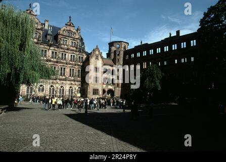 Heidelberg, Deutschland. 9/2000. Mit Blick auf Heidelberg, gegründet um das 5. Jahrhundert v. Chr., und dem Neckar River ist das Heidelberger Schloss, das um 1214 n. Chr. gegründet wurde Das französische Militär zerstörte im Krieg der Großen Allianz im 17. Jahrhundert die Burg. 2-Blitzschläge zerstörten auch Teile der Burg. Stockfoto