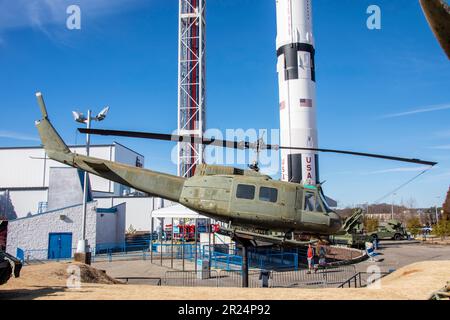 Huntsville USA 10. Februar 2023: The Bell UH-1 Iroquois (Spitzname „Huey“) in den USA Weltraum-Raketenzentrum. Ein Hilfshubschrauber. Stockfoto