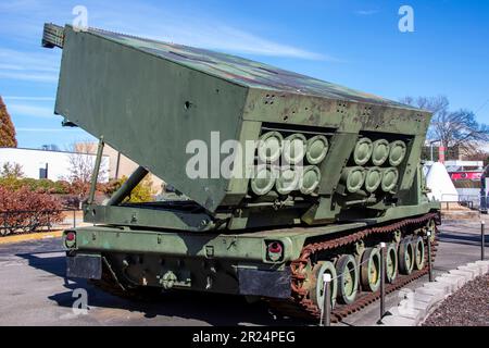 Huntsville USA 10. Februar 2023: M270 Multiple Launch Rocket System (M270 MLRS) in den USA Weltraum-Raketenzentrum. Ein amerikanisch entwickelter Panzer Stockfoto