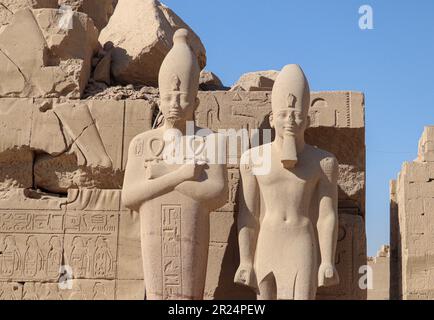 Alte ägyptische Statuen im Karnak-Tempel in Luxor, Ägypten Stockfoto